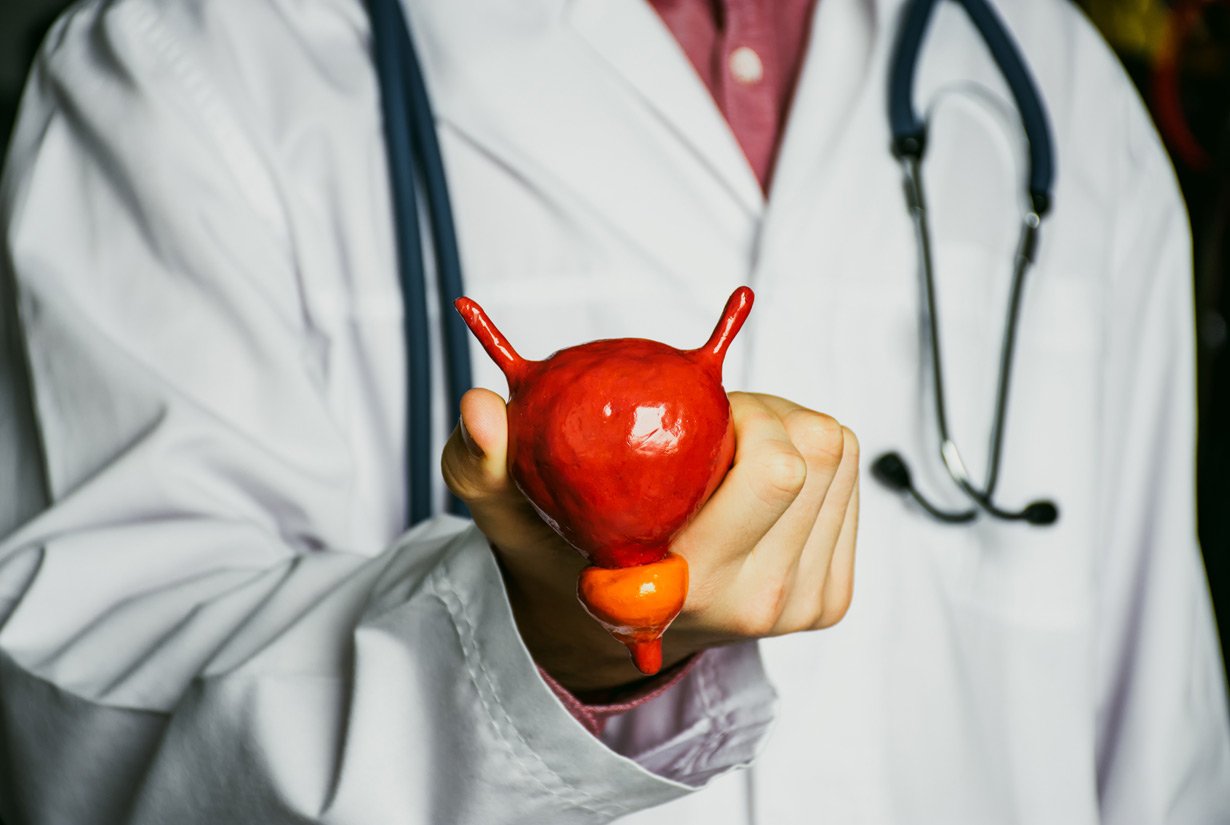 Γιατρός Ουρολόγος με ιατρική ρόμπα